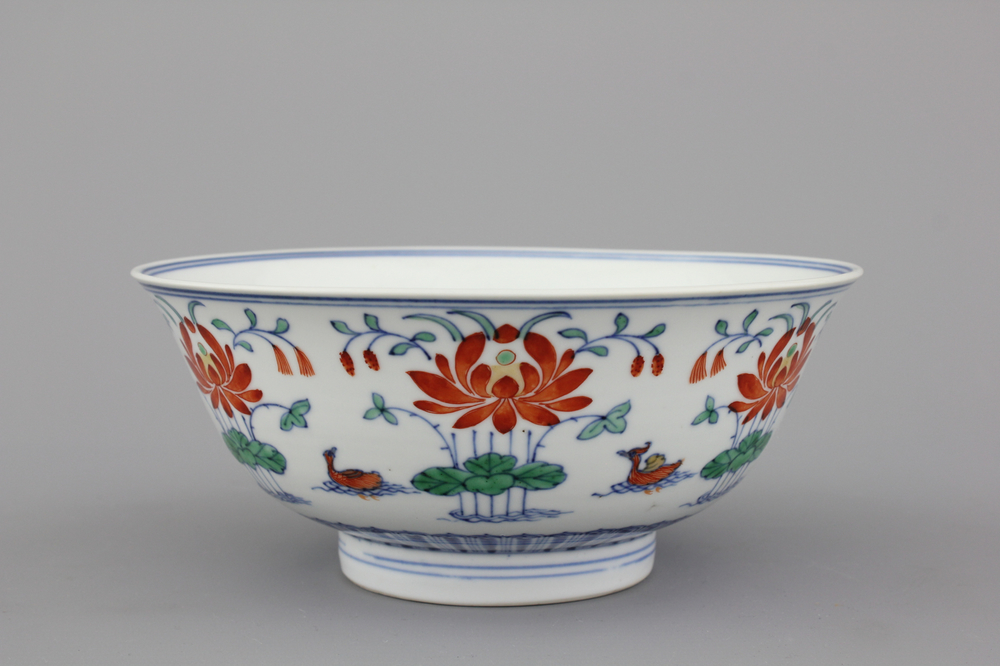 Coupe wucai en porcelaine de Chine, marqu&eacute;e Qianlong et probablement de cette p&eacute;riode