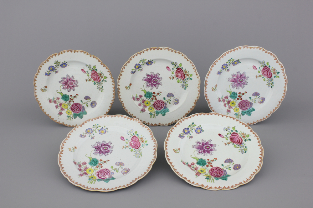 Lot de 5 assiettes en porcelaine de Chine &agrave; d&eacute;cor floral, 18e