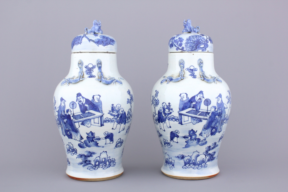 Paire de vases couverts en porcelaine de Chine, bleu et blanc, 19e