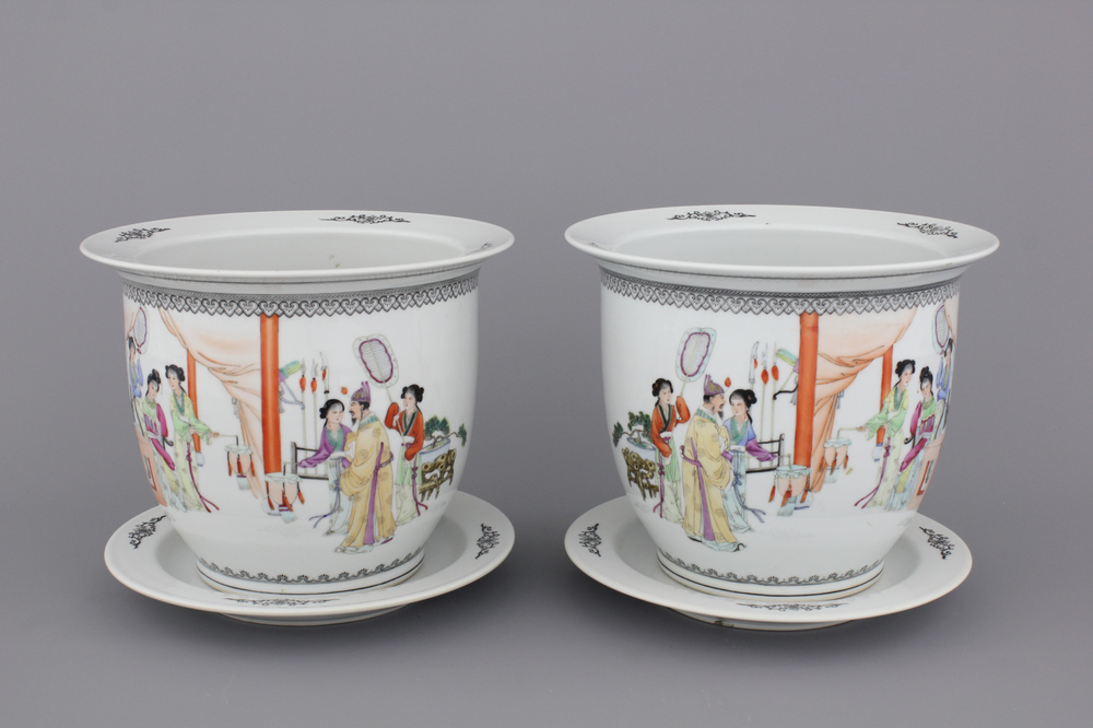 Paire de jardini&egrave;res avec support en porcelaine de Chine, famille rose, 20e