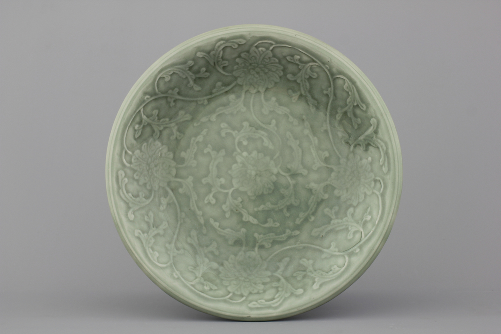 Celadon schotel in Chinees porselein met lotusversiering, 19e eeuw