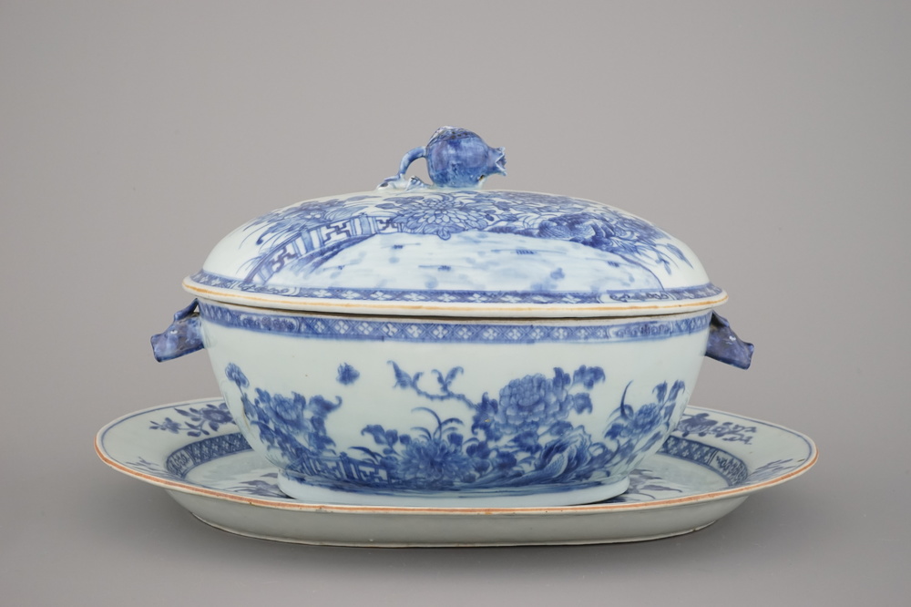 Terrine couverte sur plat en porcelaine de Chine, bleu et blanc, Qianlong, 18e