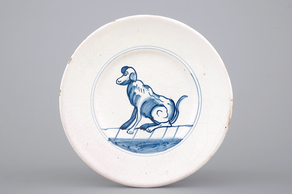 Une assiette en fa&iuml;ence de Delft au chien, 17&egrave;me