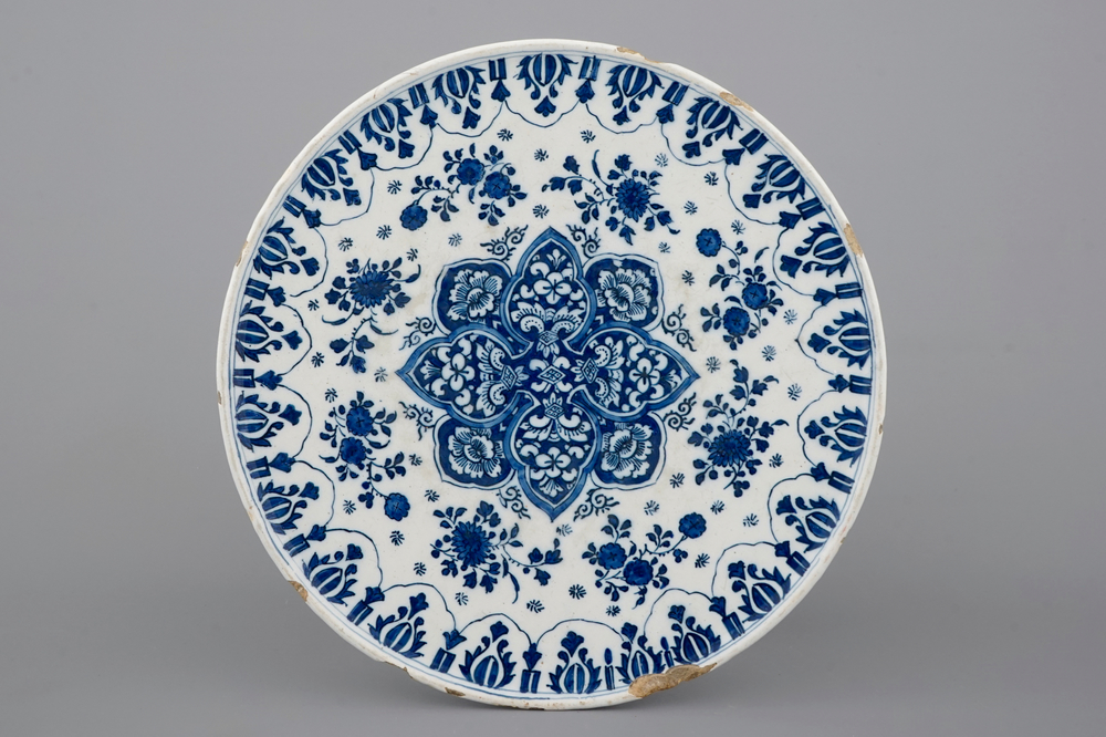 Un tazza en Delft bleu et blanc au d&eacute;cor chinoiserie, ca. 1690