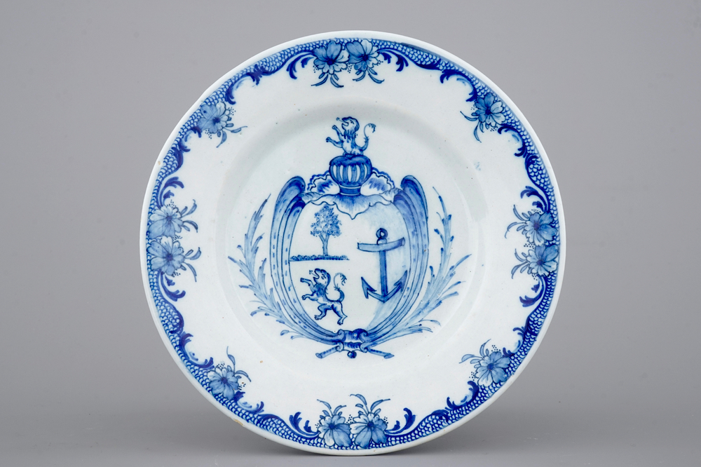 Een blauw-wit Delfts aardewerken wapenbord, De Grieksche A, 1796-1811