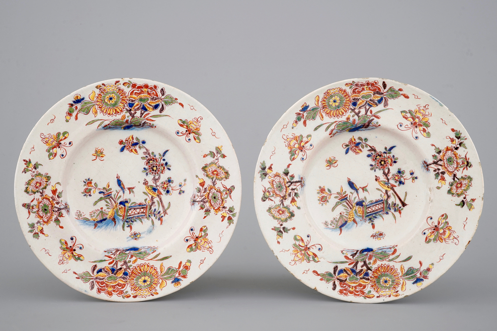 Een fijn paar polychrome Delfts aardewerken borden, vroeg 18e eeuw
