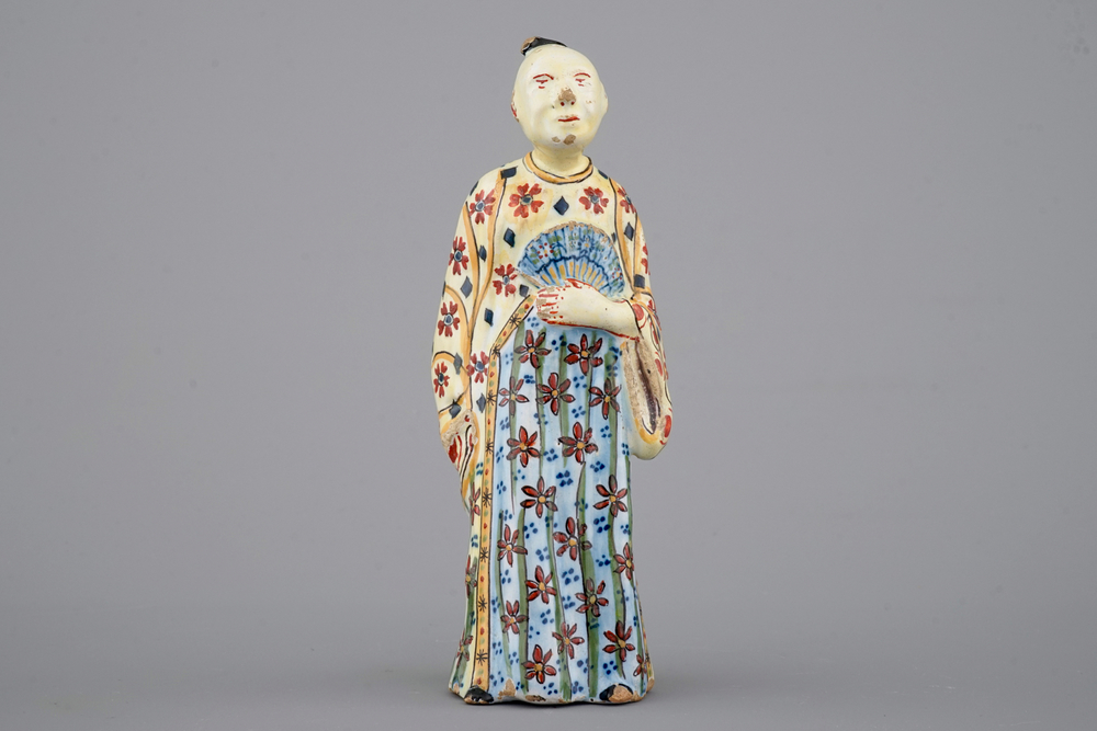 Une figure d'un chinois en fond jaune, fa&iuml;ence polychrome de Delft, 18&egrave;me
