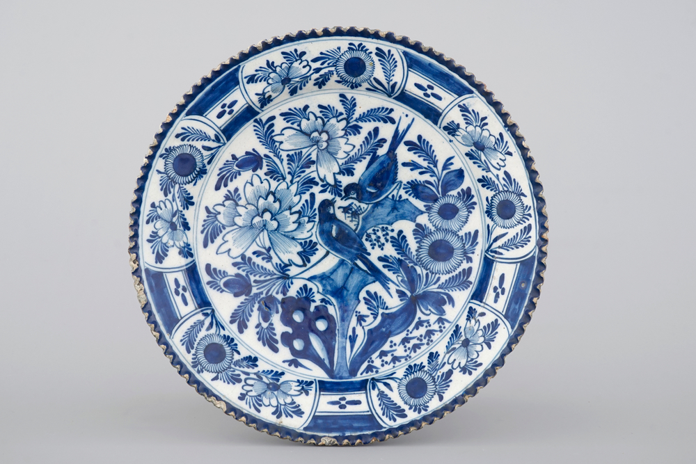 Un plat en Delft bleu et blanc aux oiseaux, 18&egrave;me