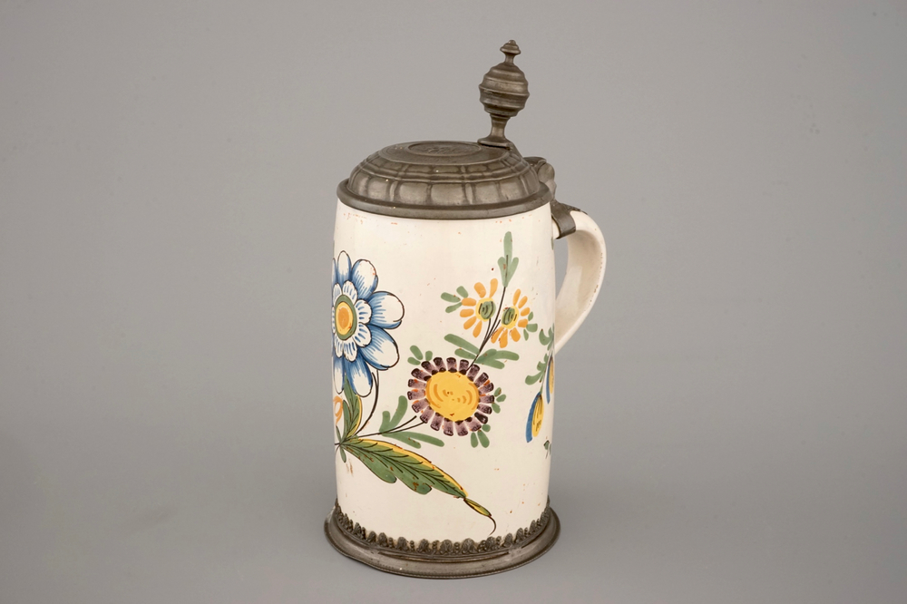 Une chope &agrave; bi&egrave;re en faience &agrave; d&eacute;cor florale, 18&egrave;me, Allemagne