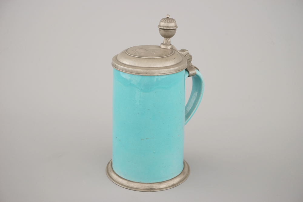 Een monochroom turquoise bierpul met tinnen deksel, 18e, Bunzlau (?)
