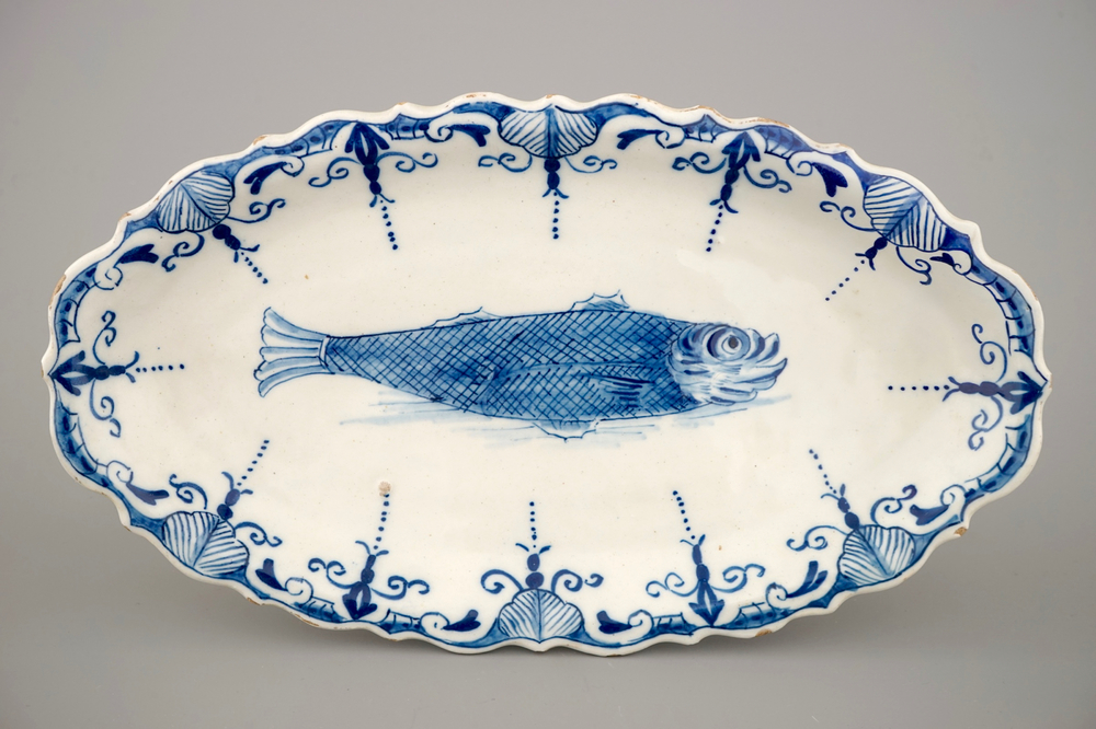 Een Delfts aardewerken blauw-wit ovalen haringbord, 18e eeuw