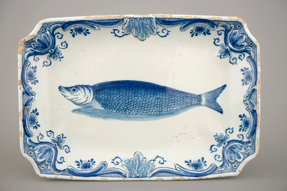 Een Delfts aardewerken blauw-wit rechthoekig haringbord, 18e eeuw