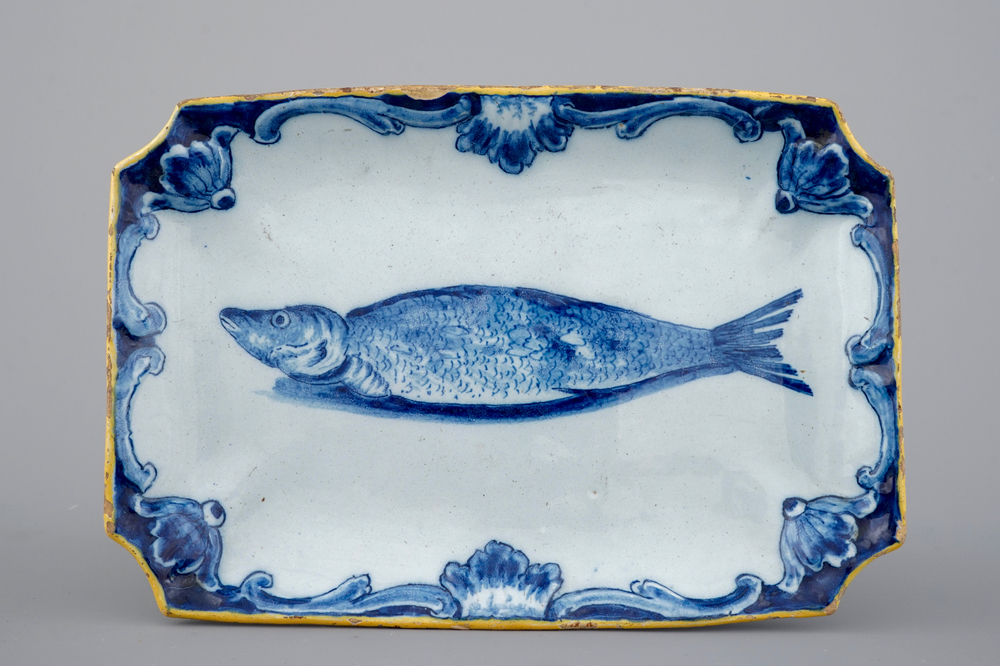 Un plat &agrave; hareng rectangulaire en Delft bleu et blanc, 18&egrave;me si&egrave;cle