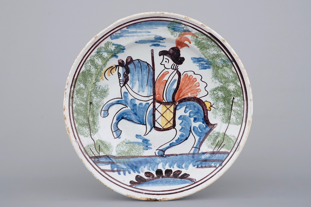 Une assiette en fa&iuml;ence de Delft polychrome au d&eacute;cor d'un chevalier, 18&egrave;me