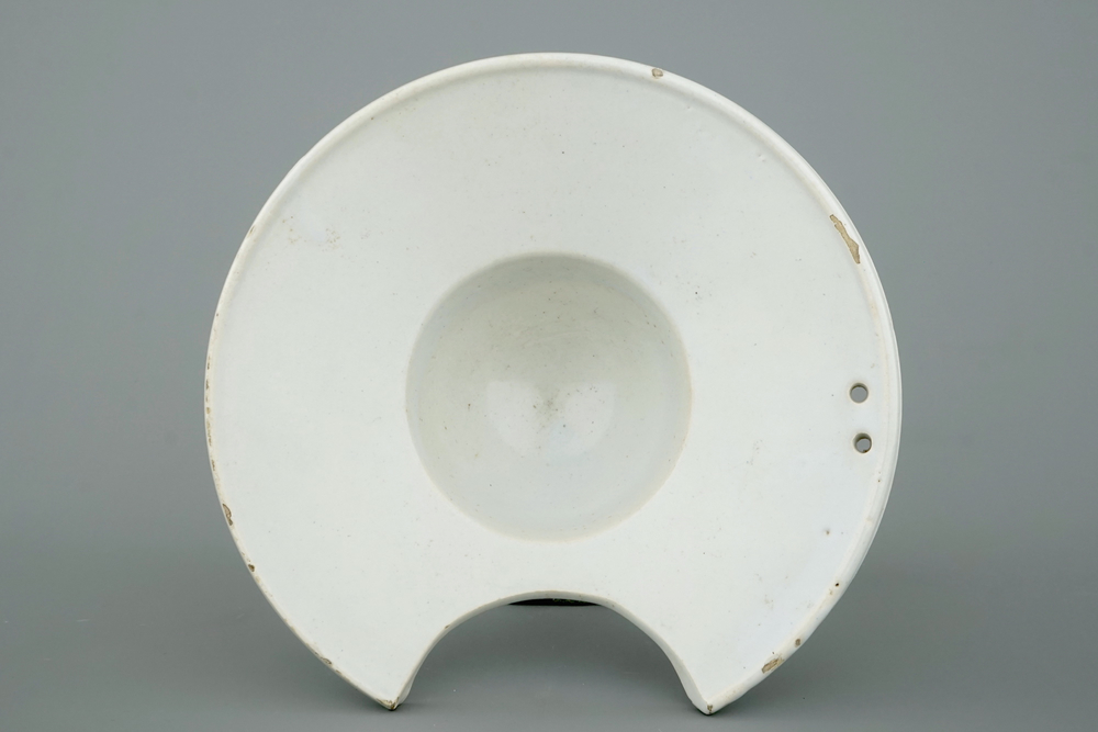Un plat &agrave; barbe, blanc de Delft, 18&egrave;me