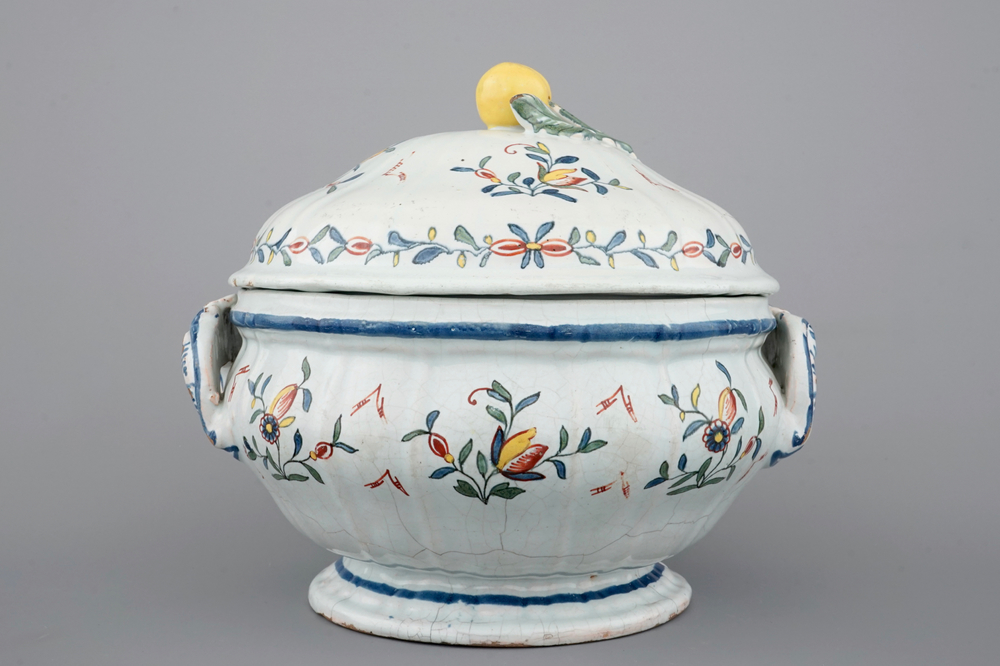 Een fraaie terrine in fa&iuml;ence uit Quimper, ateliers van Caussy, 1750-1770