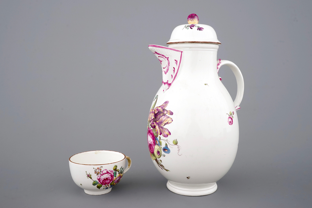 Une cafeti&egrave;re et sa tasse en porcelaine de H&ouml;chst, 18&egrave;me si&egrave;cle