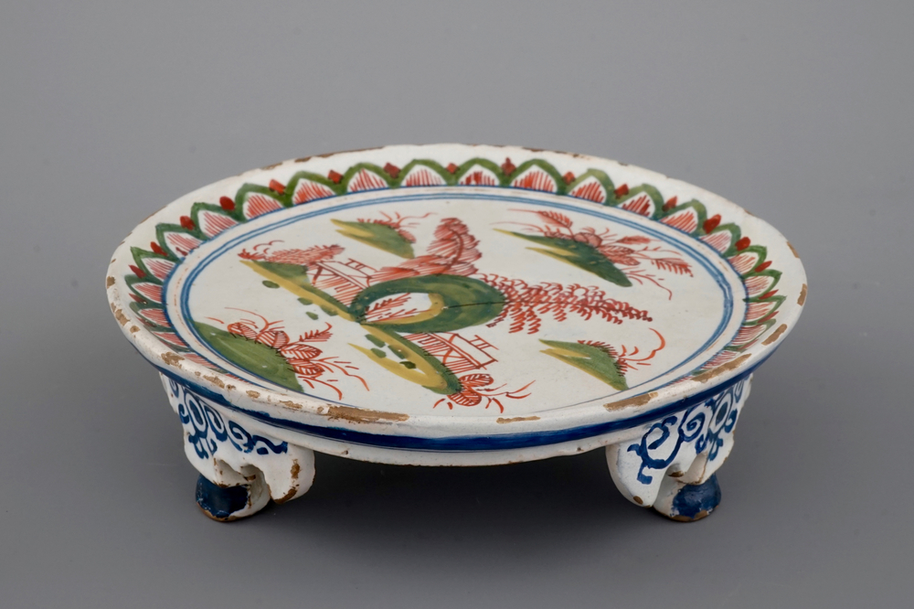 A Dutch Delft tripod saucer in cashemire palette, ca. 1700