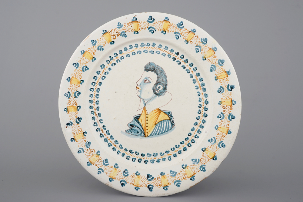 An Italian maiolica Castelli d'Abruzzo portrait dish, ca. 1620