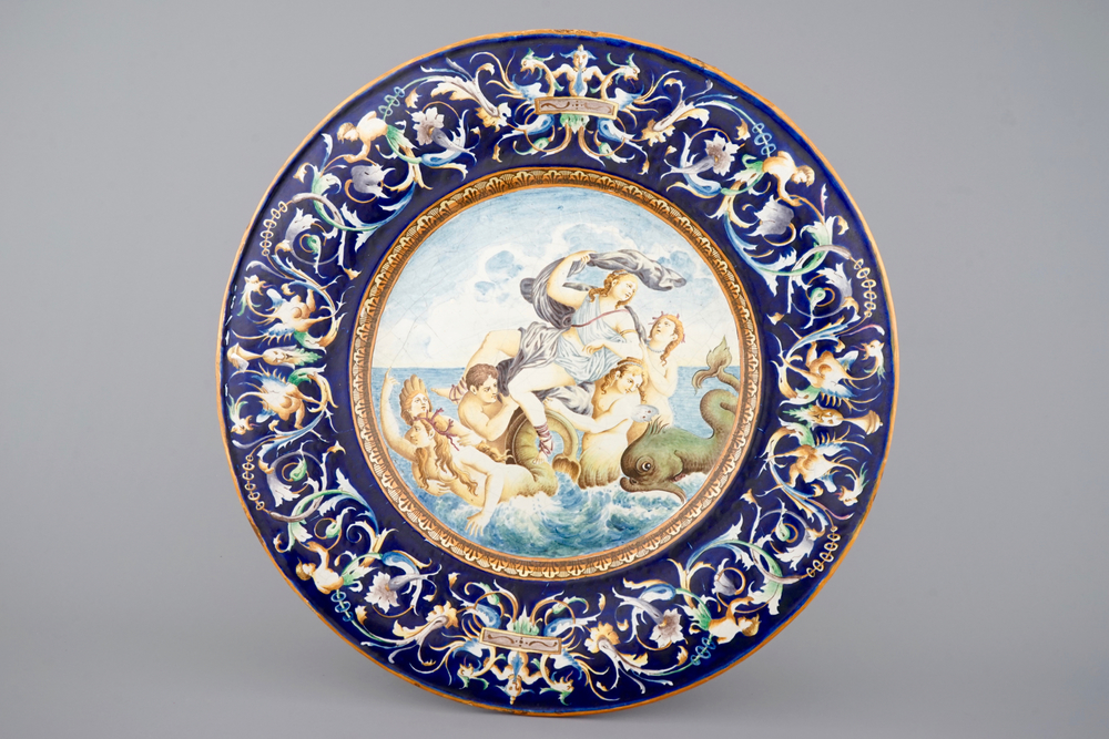 Een enorme schotel in Italiaanse majolica, 19e eeuw
