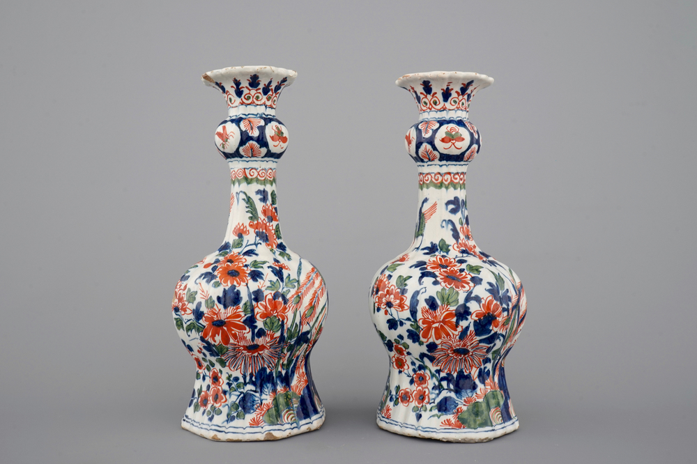 Een paar Delfts aardewerken geribde vaasjes in cachemire palet, ca. 1700