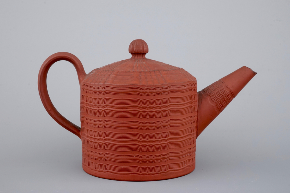 Une th&eacute;i&egrave;re en fa&iuml;ence de Staffordshire, 18&egrave;me si&egrave;cle