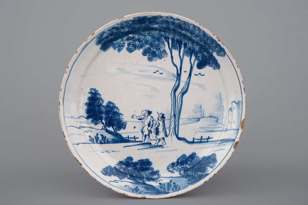 Une belle assiette en Delft anglais d&eacute;cor&eacute; d'un paysage, 18&egrave;me si&egrave;cle