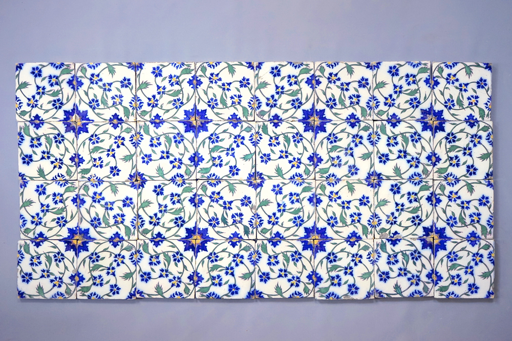 Un ensemble de 32 carreaux fran&ccedil;ais de style perse ou iznik, Fabrique Fourmaintraux &agrave; D&egrave;svres, 19&egrave;me si&egrave;cle
