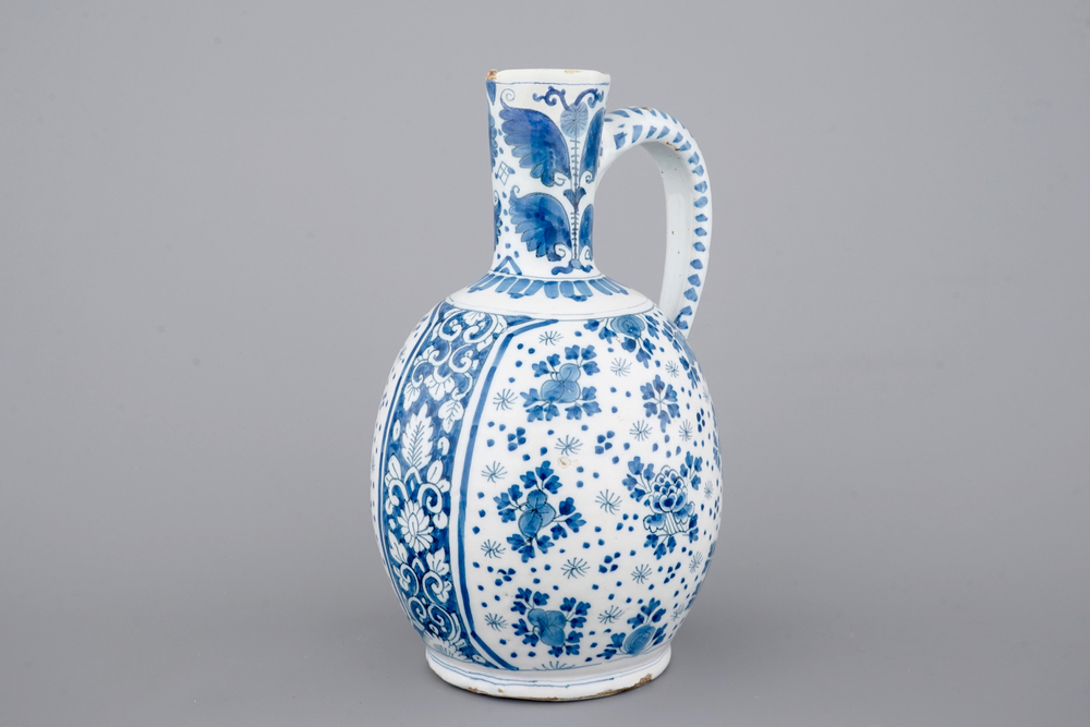 Un grand pichet en fa&iuml;ence de Delft bleu et blanc, 18&egrave;me si&egrave;cle