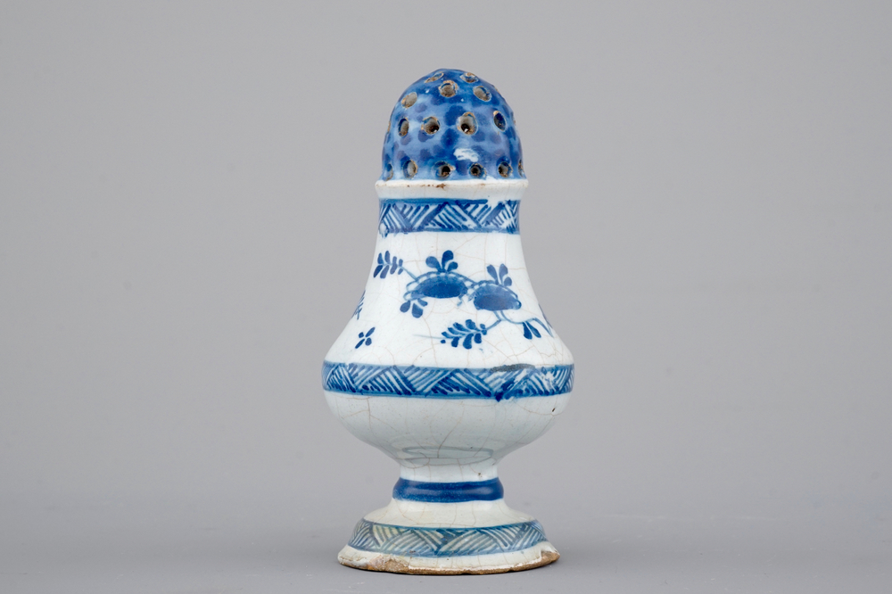 Een blauw-witte strooier in Brussels aardewerk, 18e eeuw