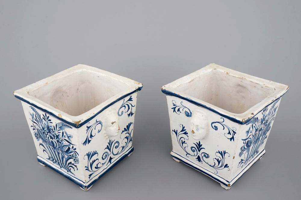 Une paire de cachepots en fa&iuml;ence de Bruxelles bleu et blanc, 18&egrave;me si&egrave;cle