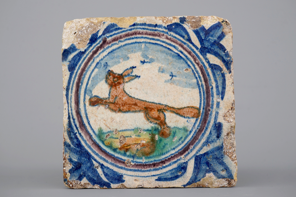 Un carreau en Delftware anglas avec un renard, ca.1580