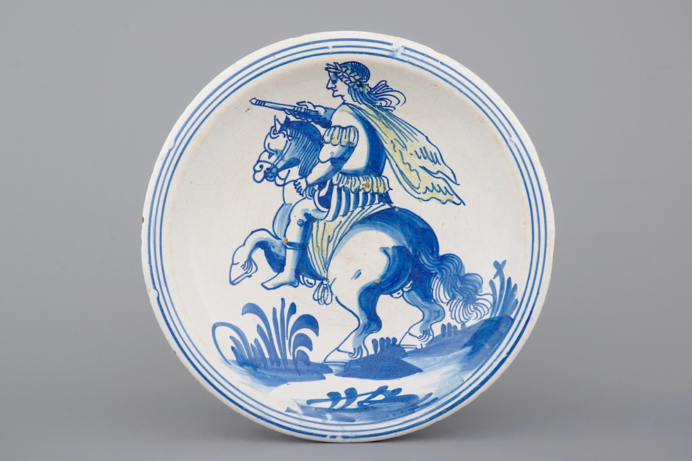 Un plat en majolique hollandaise au d&eacute;cor d'un emp&eacute;reur romain sur son cheval, 17&egrave;me si&egrave;cle