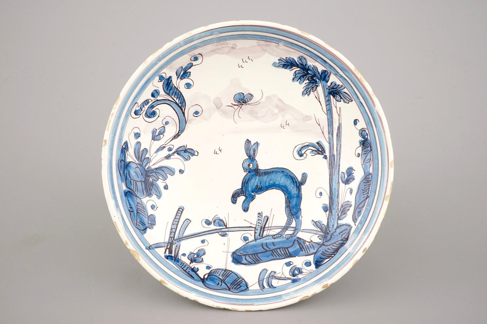 Une coupe au d&eacute;cor d'un li&egrave;vre en bleu et mangan&egrave;se, 18&egrave;me