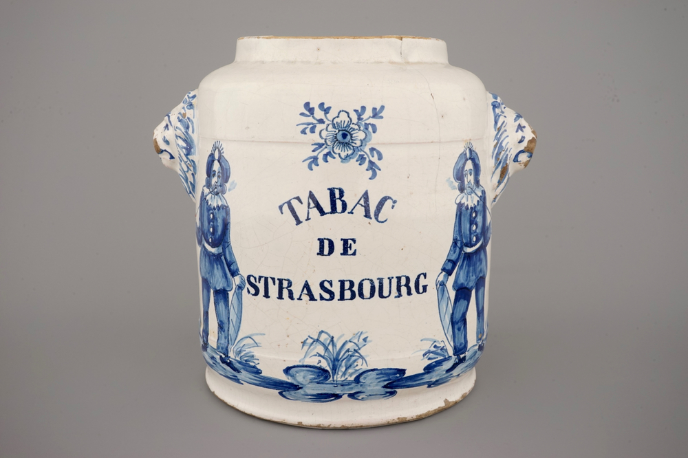 Pot &agrave; tabac en fa&iuml;ence de Bruxelles, "Tabac de Strasbourg", 18e