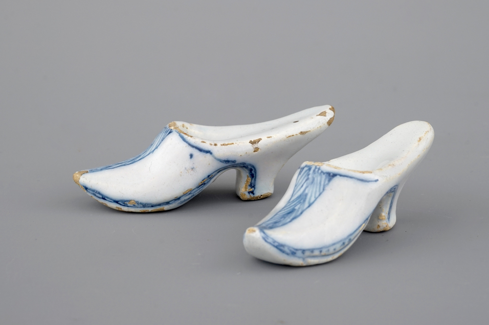 Een paar blauw-witte Delfts aardewerken muiltjes, 18e eeuw