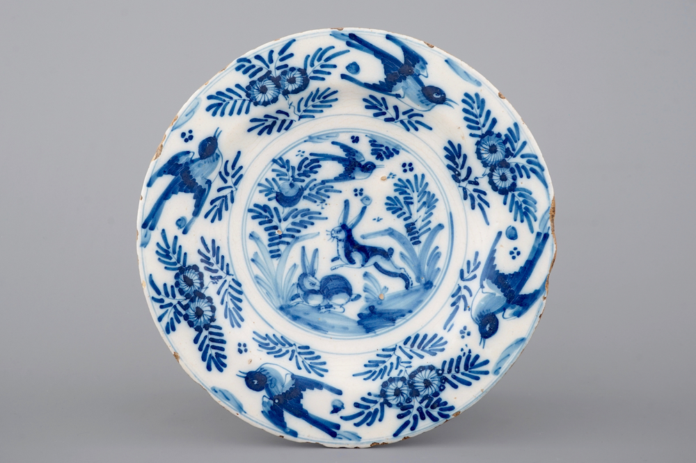 Un plat en fa&iuml;ence de Talavera bleu et blanc au d&eacute;cor de li&egrave;vres et oiseaux, 17&egrave;me si&egrave;cle