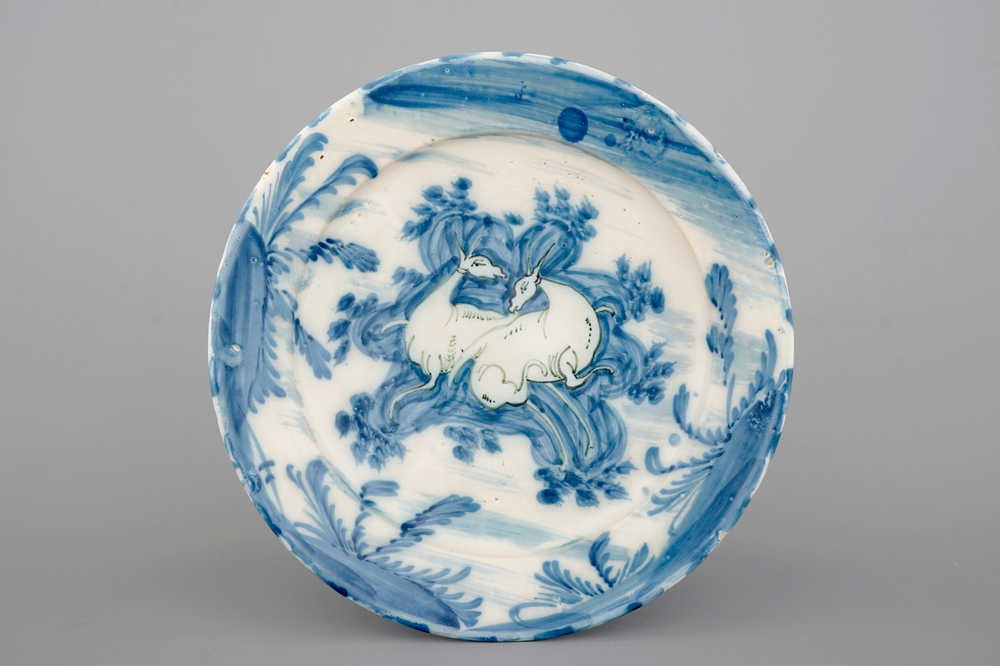 Un grand plat bleu et blanc aux cerfs, Savone, 17/18&egrave;me si&egrave;cle