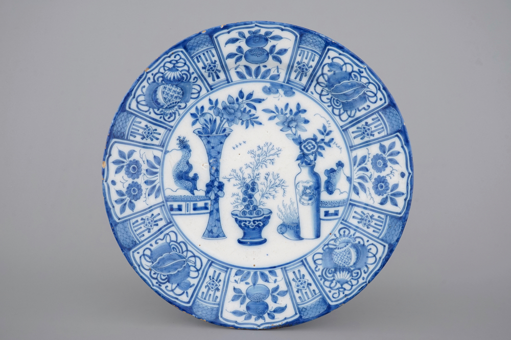 Un beau plat en fa&iuml;ence de Delft au d&eacute;cor d'antiquit&eacute;s chinoises, fin du 17&egrave;me si&egrave;cle