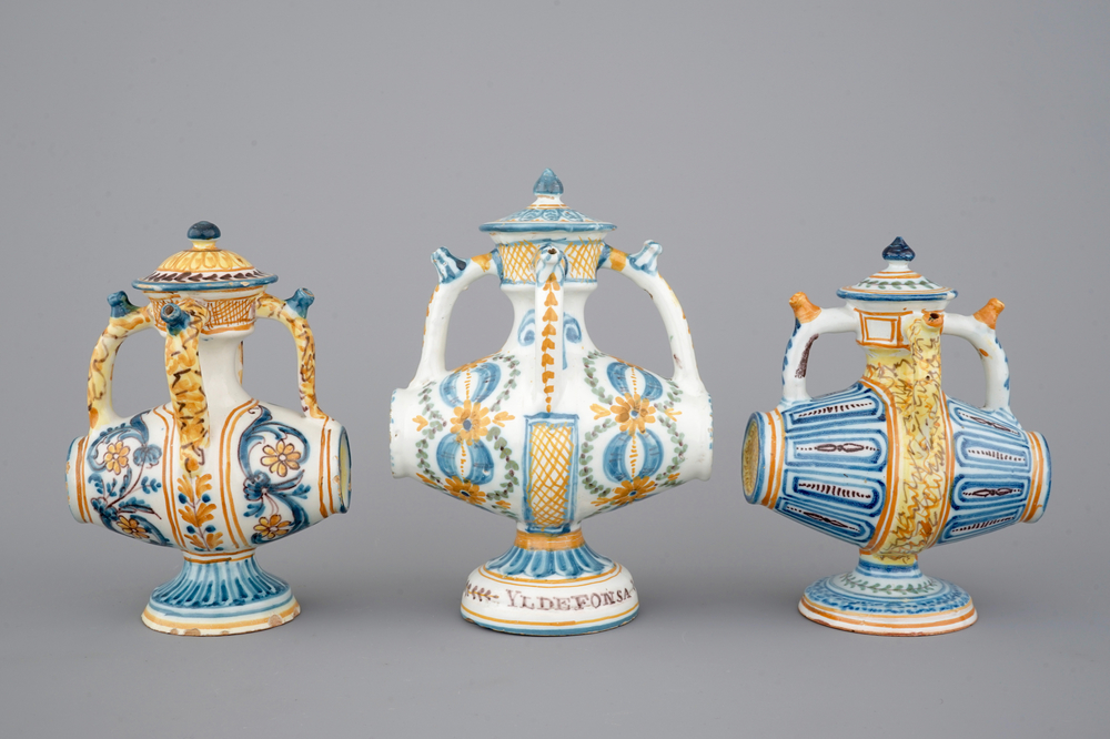 Un ensemble de 3 pichets trompeurs en forme de tonneau, Talavera, Espagne, ca. 1820