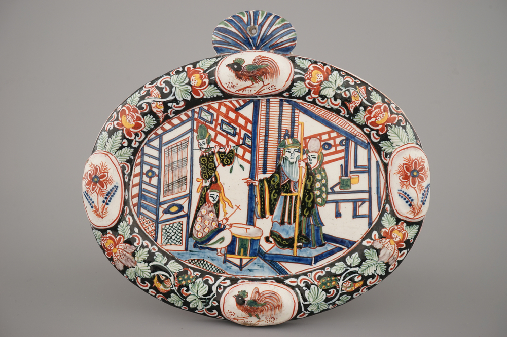 Une plaque ovale en fa&iuml;ence de Delft au d&eacute;cor chinoiserie, ca. 1800