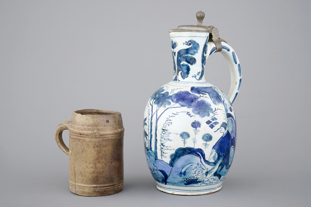 Un pichet en fa&iuml;ence de Delft au d&eacute;cor chinoiserie 17&egrave;me et une petite chope en gr&egrave;s du 15&egrave;me si&egrave;cle