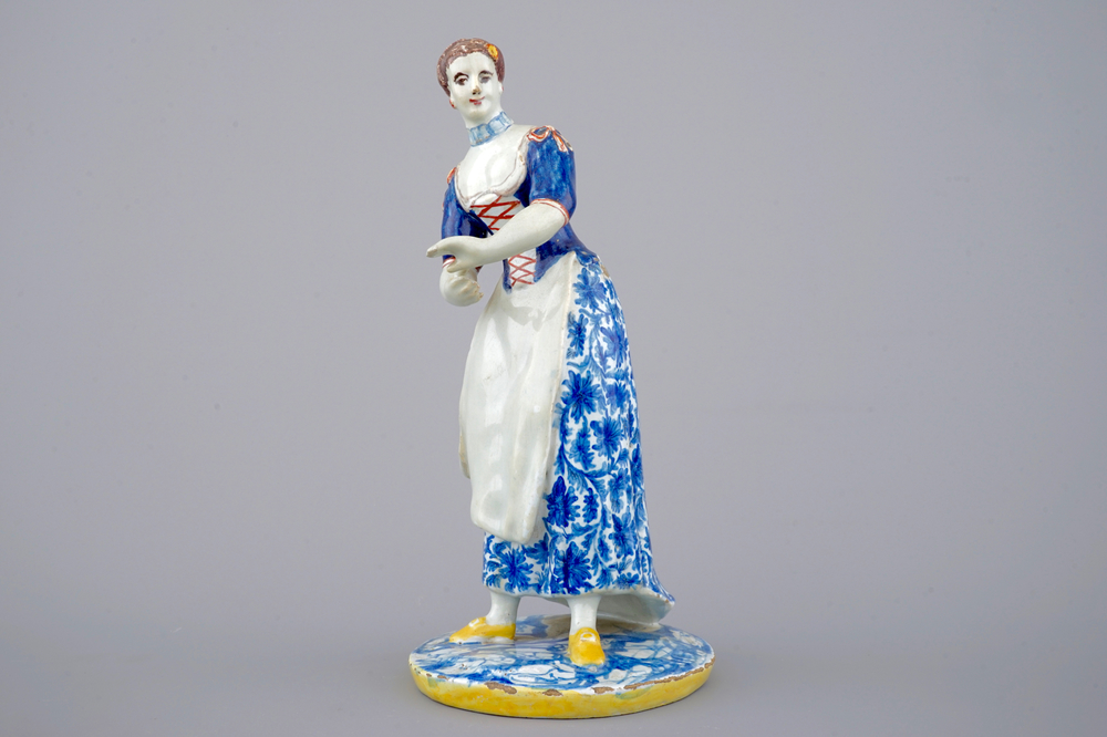 Un grand mod&egrave;le d'une femme en fa&iuml;ence polychrome de Delft, ca. 1800