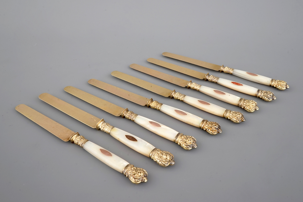 Een set van 8 Franse Vieillard zilver messen met parelmoer heft, 19e eeuw