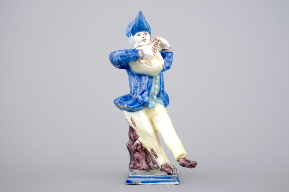 Un mod&egrave;le d'un violoniste en fa&iuml;ence fran&ccedil;aise, ca. 1800
