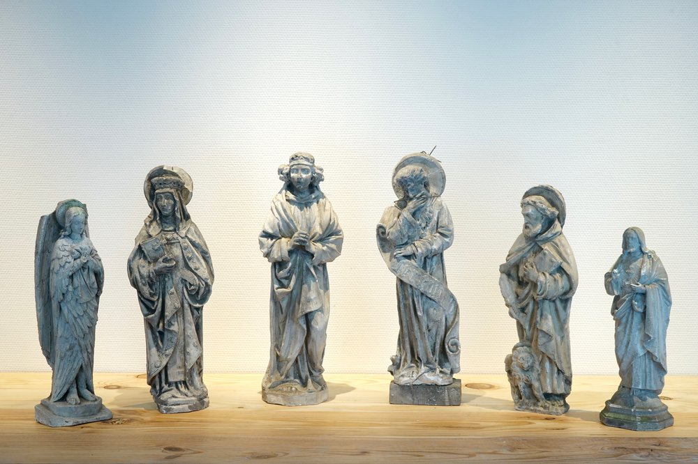 Een set van vijf plaasteren religieuze figuren, 19/20e eeuw, Brugge