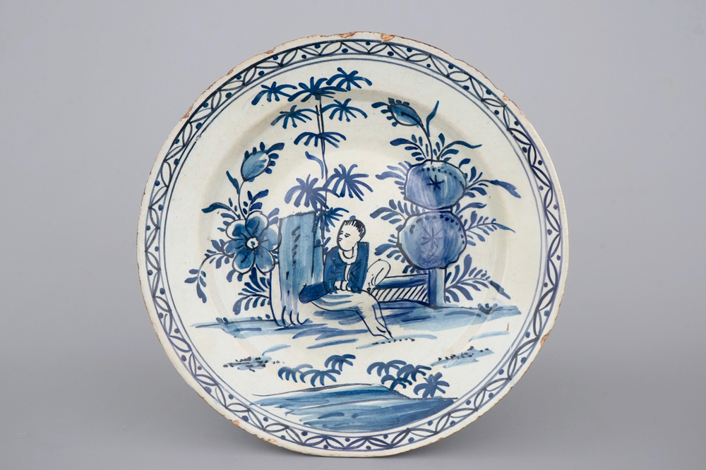 Un plat en Delft bleu et blanc au d&eacute;cor de chinoiserie, 18&egrave;me