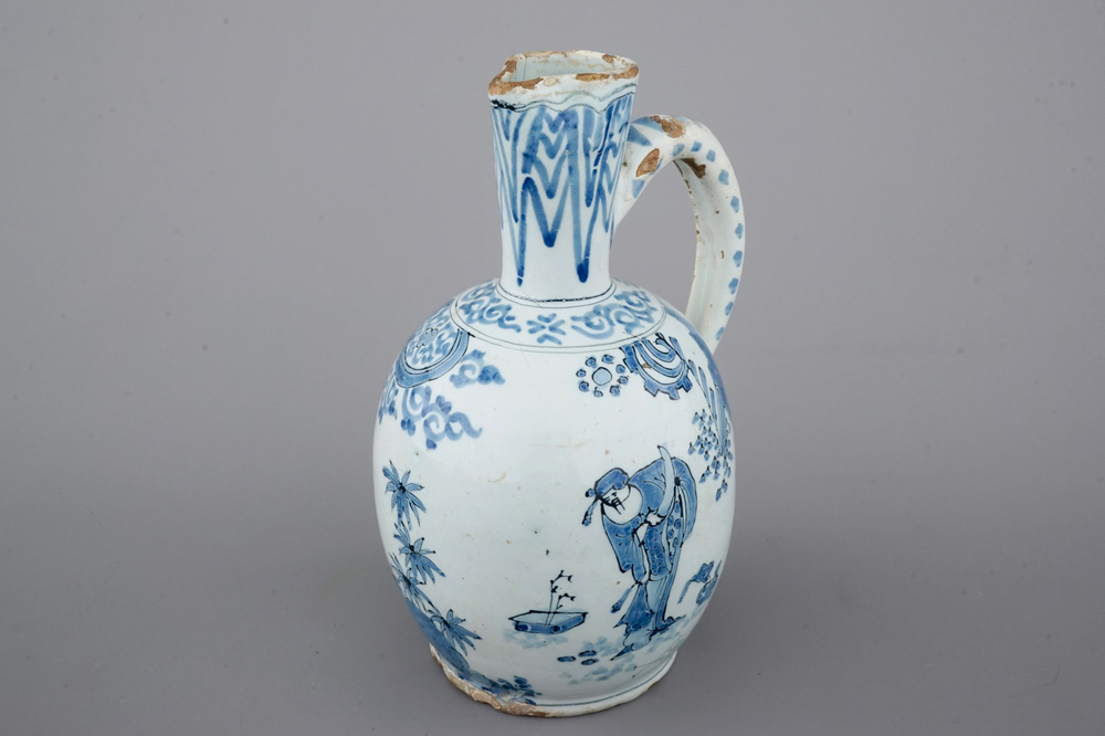 Een blauw-wit Delfts aardewerken chinoiserie kruikje, 17e eeuw