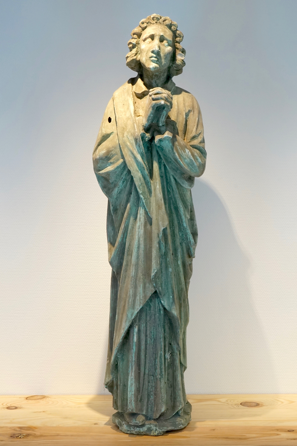 A 126 cm plaster cast of St. John the Evangelist praying, 19/20th C., Bruges