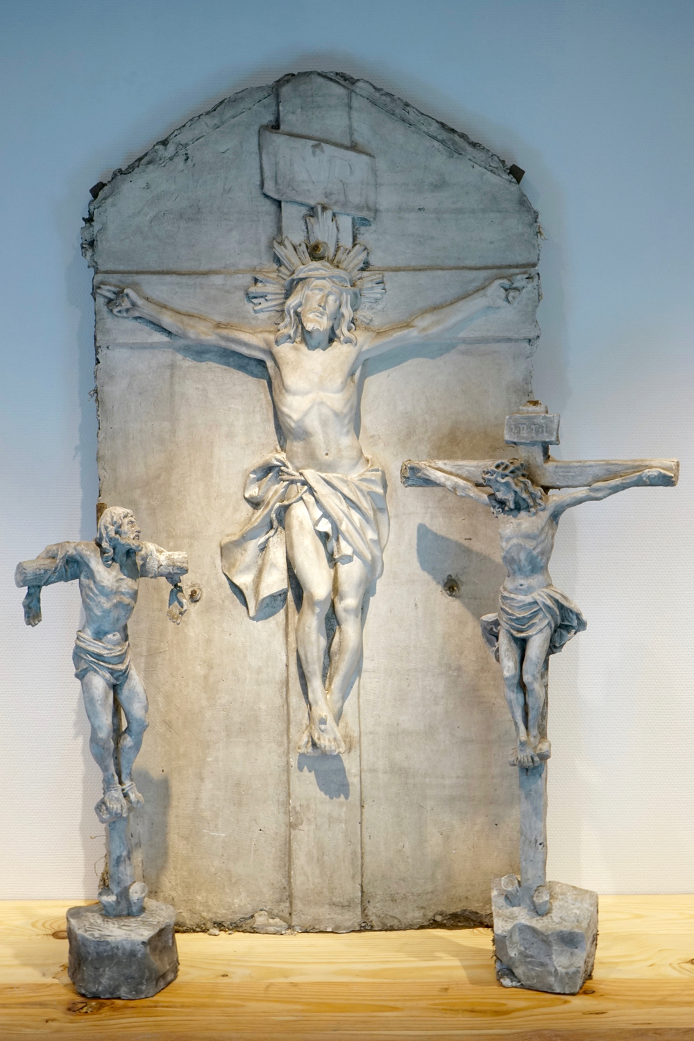 Een set van drie plaasteren crucifixen, 19/20e eeuw, Brugge